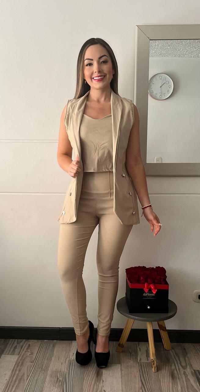 Conjunto Paris Chic 2025: Pantalón, Blusa y Chaleco – Estilo y Elegancia Atemporales 💎✨ - LA MISS ELEGANCE - Moda - chic, Con Chaleco, conjunto, Conjunto Dama, Conjunto Pantalón, Guapa, miss elegance 2025, new, novidad, Pantalon y chaleco