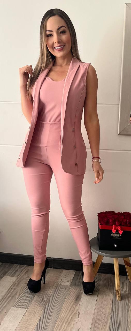 Conjunto Paris Chic 2025: Pantalón, Blusa y Chaleco – Estilo y Elegancia Atemporales 💎✨ - LA MISS ELEGANCE - Moda - chic, Con Chaleco, conjunto, Conjunto Dama, Conjunto Pantalón, Guapa, miss elegance 2025, new, novidad, Pantalon y chaleco
