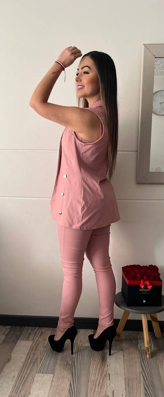 Conjunto Paris Chic 2025: Pantalón, Blusa y Chaleco – Estilo y Elegancia Atemporales 💎✨ - LA MISS ELEGANCE - Moda - chic, Con Chaleco, conjunto, Conjunto Dama, Conjunto Pantalón, Guapa, miss elegance 2025, new, novidad, Pantalon y chaleco