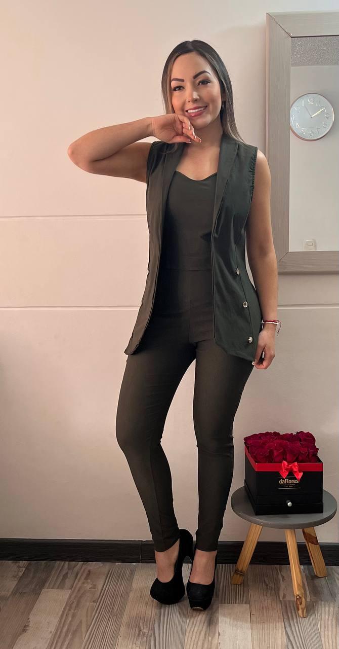 Conjunto Paris Chic 2025: Pantalón, Blusa y Chaleco – Estilo y Elegancia Atemporales 💎✨ - LA MISS ELEGANCE - Moda - chic, Con Chaleco, conjunto, Conjunto Dama, Conjunto Pantalón, Guapa, miss elegance 2025, new, novidad, Pantalon y chaleco