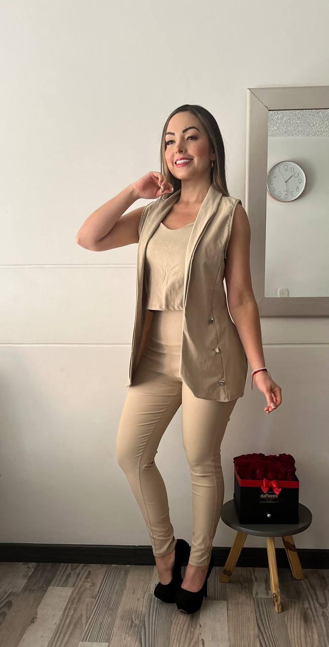 Conjunto Paris Chic 2025: Pantalón, Blusa y Chaleco – Estilo y Elegancia Atemporales 💎✨ - LA MISS ELEGANCE - Moda - chic, Con Chaleco, conjunto, Conjunto Dama, Conjunto Pantalón, Guapa, miss elegance 2025, new, novidad, Pantalon y chaleco
