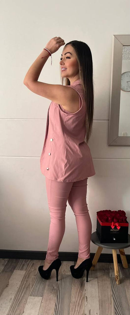 Conjunto Paris Chic 2025: Pantalón, Blusa y Chaleco – Estilo y Elegancia Atemporales 💎✨ - LA MISS ELEGANCE - Moda - chic, Con Chaleco, conjunto, Conjunto Dama, Conjunto Pantalón, Guapa, miss elegance 2025, new, novidad, Pantalon y chaleco